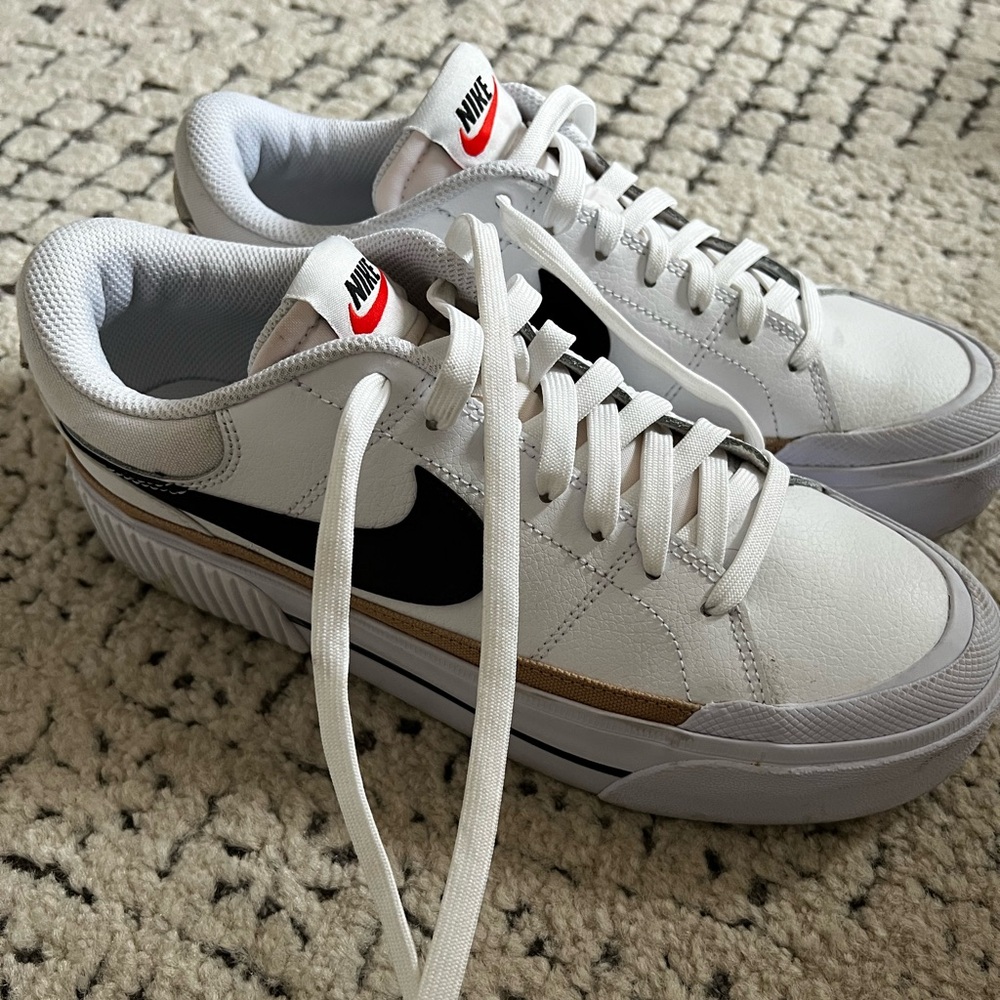 like new- NIKE court legacy women’s shoes size 8.5